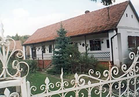 K�r�sz - vend�gh�z